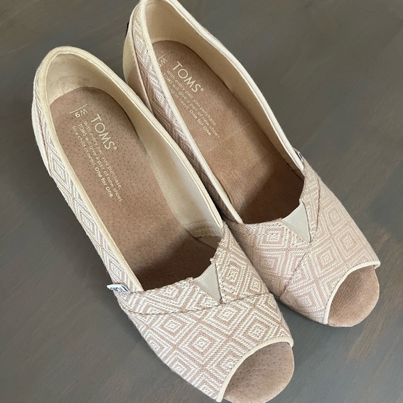 TOMS Women's Beige Patterned Wedge Slip On - Picture 1 of 7
